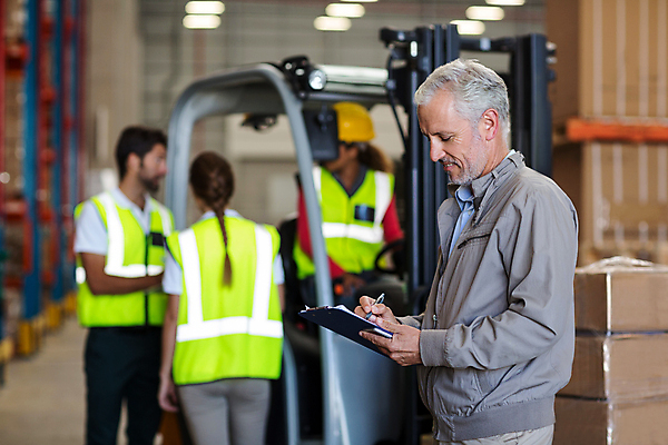 포토 JPG 해외이미지 여자 남자 중년 50대 실내 여러명 상반신 20대 성인 앞모습 옆모습 뒷모습 아웃포커스 30대 상자 화물 물류창고 해외202008 해외포토 뷰포인트 다수 촬영기법 사람 청년 내부 장년 운송업 창고 파일형식