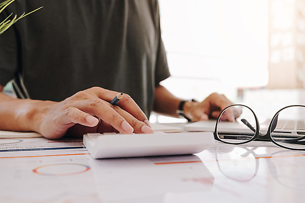 포토 JPG 해외이미지 손 남자 돈 비즈니스 탁자 설계 주택 한명 사람 성인 금융 경제 노트북 컴퓨터 계산기 비즈니스맨 계산 책상 분석 회계 세금 성인남자한명만 해외202008 해외포토 1 가구 컨셉 문구용품 건물 신체부위 전자제품 장비 직장인 재산 남자한명만 성인남자만 파일형식