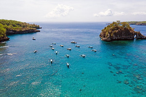 포토 JPG 해외이미지 모래 파도 바다 섬 여행 하늘색 교통시설 자연 하늘 풍경 사람없음 야외 초록색 물 여름 파란색 항구 만 액체 보트 장면 석호 파라다이스 해외202008 해외포토 자연요소 계절 컬러 교통 배_교통 시설 생태계 파일형식