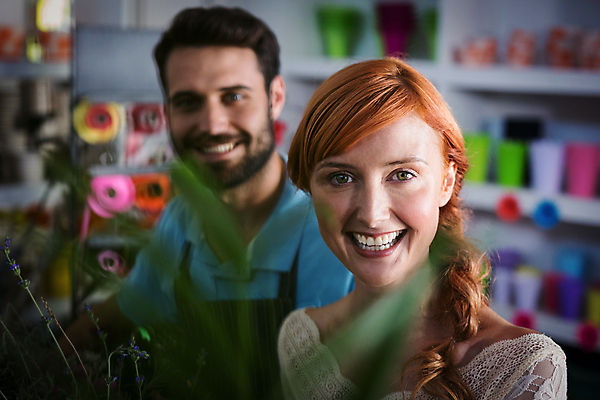 포토 JPG 해외이미지 백인 여자 남자 실내 서기 20대 성인 두명 30대 꽃집 성인만 해외202008 해외포토 서양인 모션 사람 청년 내부 장년 상점 파일형식