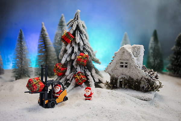 포토 JPG 해외이미지 나무 디자인 행복 리본 포크 크리스마스 겨울 포장 교통시설 눈사람 휴가 새로움 주택 선물 사람없음 장식 쇼핑 상자 장난감 산타클로스 상점 미니어처 화물 흰색 축하 소나무 주식 12월 연도 창고 서비스 패키지 수납 짐차 전나무 무료 분배 눈내림 클라우스 해외202008 해외포토 식물 식기 계절 기념일 감정 컬러 교통 컨셉 자동차 눈_날씨 건물 금융 모형 운송업 날짜 시설 파일형식