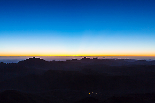 포토 JPG 해외이미지 종교 여행 자연 하늘 아침 산 안테나 이집트 풍경 사람없음 햇빛 일출 성경 일몰 새벽 사막 바위 10 정상 언덕 신성 수도원 동쪽 순례 이스라엘 절정 해외202008 해외포토 주간 자연요소 통신 종교용품 아프리카 태양 숫자 노을 돌_바위 방향 생태계 서아시아 파일형식