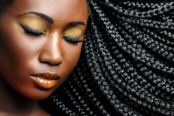 포토 JPG 해외이미지 헤어스타일 여자 얼굴 컨셉 아프리카 한명 인종 성인 유행 검은색 어둠 희망 화장품 표현 화려 우아함 피부 공상 몽환 스타일 힙스터 해외202008 해외포토 1 패션 감정 나라 컬러 사람 신체부위 뷰티 파일형식