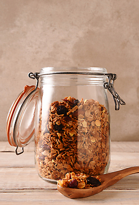 포토 JPG 해외이미지 음식 유리 탁자 건강 사람없음 목재 세로 갈색 우주 숟가락 침묵 견과류 기구 시골 오픈 항아리 황금 아침식사 낟알 컨테이너 굽기 아몬드 수납 건포도 석공 핸드메이드 그래놀라 해외202008 해외포토 나무 산업 컬러 가구 재료 재질 포도 수저 식사 소리 도자기 구이 건과일 파일형식