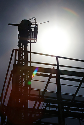 포토 JPG 해외이미지 전신 남자 산업 모래 유니폼 2 농업 건축양식 공장 안전 사람 사람없음 뒷모습 파란색 노란색 탑 금속 기계 장비 업무 제조 컨테이너 버리기 상업 탱크 시멘트 수납 무거움 발판 고용 실린더 옛날 철강 콘크리트 해외202008 해외포토 건축물 옷 건축 뷰포인트 컬러 공업 모션 재질 구직 작업 무게 채용 파일형식