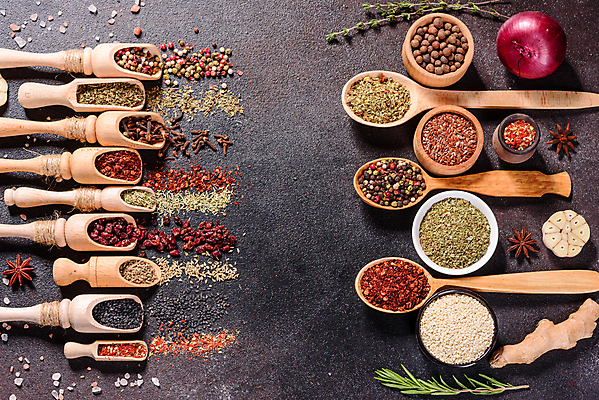 포토 JPG 해외이미지 잎 재료 탁자 사람없음 숟가락 양념 조미료 고수 가루 허브 소금 후추 카레 생강 바질 로즈메리 시나몬 강황 해외202008 해외포토 식물 음식 가구 채소 식재료 수저 향신료 향미료 파일형식