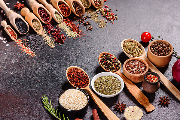 포토 JPG 해외이미지 잎 재료 탁자 사람없음 숟가락 양념 조미료 고수 가루 허브 소금 후추 카레 생강 바질 로즈메리 시나몬 강황 해외202008 해외포토 식물 음식 가구 채소 식재료 수저 향신료 향미료 파일형식