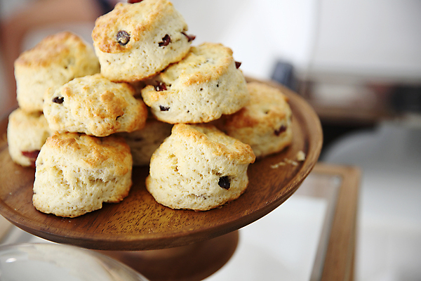 포토 JPG 해외이미지 근접촬영 사람없음 나무쟁반 스콘 해외202008 해외포토 빵 뷰포인트 쟁반 목재 파일형식