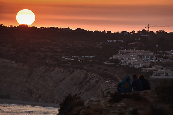 포토 JPG 해외이미지 유럽 파도 바다 여행 컨셉 자연 하늘 휴가 사람 풍경 해변 사람없음 야외 물 여름 모래사장 햇빛 태양 노란색 여행객 황혼 일몰 새벽 절벽 전원 포르투갈 대서양 내추럴 해외202008 해외포토 자연요소 계절 나라 컬러 노을 전기에너지 생태계 파일형식