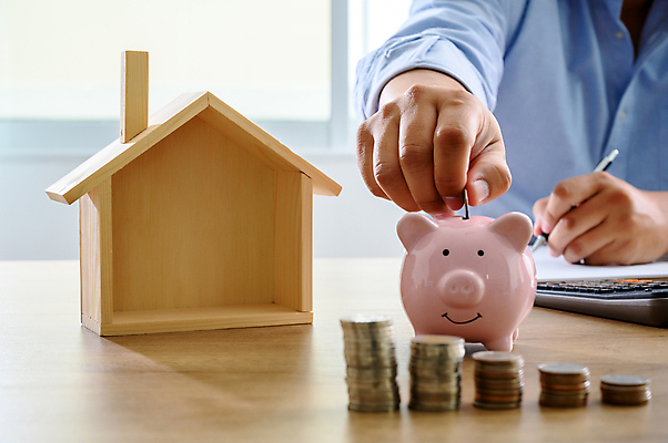 포토 JPG 해외이미지 모델 학생 라이프스타일 종이 백그라운드 컨셉 돈 비즈니스 탁자 설계 주택 사람 사람없음 금융 경제 사무실 펜 동전 공책 저축 계산기 성장 흰색 기록 잡기 시장 재산 구매 보고서 투자 이익 대출 세금 진짜 비용 해외202008 해외포토 컬러 가구 모션 문구용품 건물 생활 쇼핑 필기구 장비 파일형식