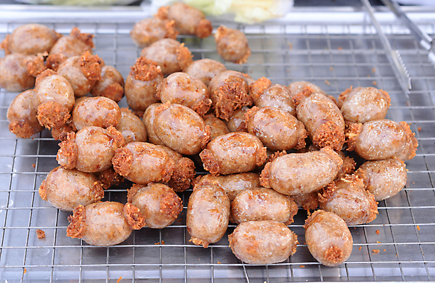 포토 JPG 해외이미지 전통 문화 백그라운드 재료 태국 패스트푸드 건강 요리 동양인 사람없음 야외 노란색 주방 식사 튀김 신선 뜨거움 소시지 맛 인스턴트 지역 창살 칼로리 소매 길거리음식 매각 숙성 스타일 맛있는 해외202008 해외포토 아시아 음식 컬러 컨셉 인종 가공식품 파일형식