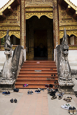 포토 JPG 해외이미지 전통 디자인 아시아 종교 문화 여행 백그라운드 신발 불교 건축양식 태국 휴가 바닥 사람 동양인 사람없음 야외 상자 컬러풀 유행 여행객 검은색 사찰 그룹 역사 황금 수집 묘사 오브젝트 양발 해외202008 해외포토 건축 나라 컬러 종교건축 인종 파일형식
