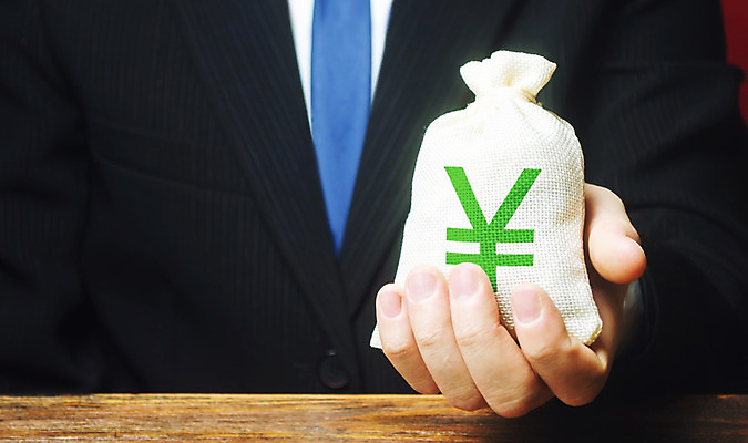 포토 JPG 해외이미지 남자 돈 한명 들기 상반신 성인 앞모습 금융 경제 잡기 돈자루 재산 엔 성인남자한명만 해외202008 해외포토 1 뷰포인트 모션 사람 남자한명만 성인남자만 파일형식