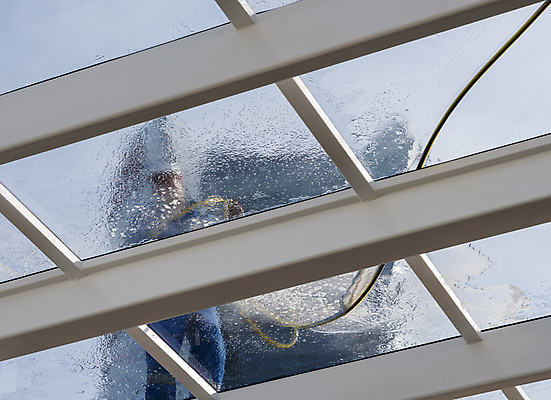 포토 JPG 해외이미지 남자 산업 가사 창문 유리 지붕 노동자 수영장 사람없음 건물 물 파란색 사무실 햇빛 맑음 장비 흰색 업무 씻기 큼 종업원 세제 서비스 비누 분무기 호스 세탁기 청소부 해외202008 해외포토 자연요소 직업 건축물 컬러 비즈니스 재질 날씨 사람 위생용품 태양 청결 가전제품 작업 크기 파일형식