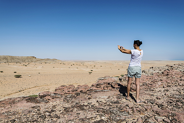 포토 JPG 해외이미지 커플 여자 행복 지구 여행 백그라운드 중동 배낭 휴가 건조 한명 풍경 성인 파란색 카메라 환경 사막 탐험 시골 뜨거움 중앙 땅 먼지 아라비아 탐사 동쪽 지질학 혼자 수평선 해외202008 해외포토 1 교육 감정 나라 컬러 가방 관계 사람 전자제품 방향 파일형식