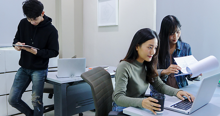 포토 JPG 해외이미지 학생 라이프스타일 여자 교육 남자 행복 아시아 커피 비즈니스 교실 학교 아이디어 함께함 미소 웃음 사람 앉기 동양인 인종 성인 10대 책 세명 친구 노트북 학습 스터디 컴퓨터 사무실 독서 알약 헤드폰 우정 듣기 업무 그룹 도서관 대학교 브레인스토밍 해외202008 해외포토 감정 나라 음료 음향기기 컨셉 관계 모션 청소년 표정 생활 전자제품 약 작업 파일형식