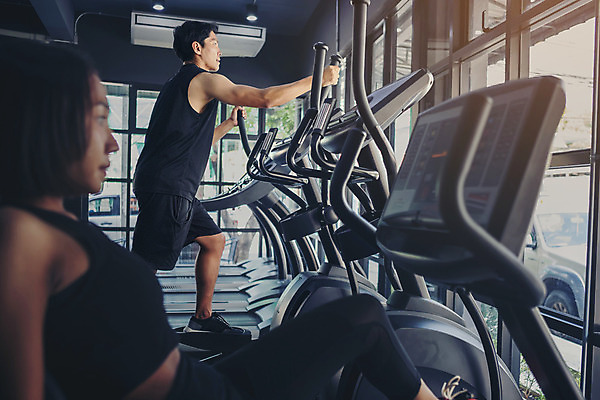 포토 JPG 해외이미지 라이프스타일 여자 스포츠 운동화 신발 신체 모션 실내 건강 사람 성인 두명 운동복 달리기 조깅 운동 걷기 힘 기계 장비 기차 연습 속도 클럽 체육관 근육질 런닝머신 달리기선수 돌봄 해외202008 해외포토 옷 육상교통 근육 대중교통 내부 생활 운동기구 몸매 육상선수 파일형식