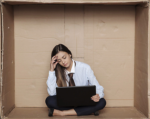 포토 JPG 해외이미지 전신 백인 여자 한명 성인 앞모습 상자 사무실 비즈니스우먼 가부좌 갇힘 답답함 성인여자한명만 해외202008 해외포토 서양인 1 뷰포인트 비즈니스 모션 사람 앉기 직장인 감각 여자한명만 성인여자만 파일형식