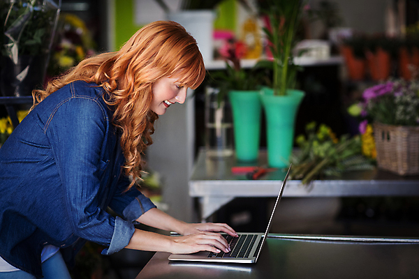 포토 JPG 해외이미지 백인 여자 꽃 탁자 실내 한명 서기 성인 옆모습 30대 노트북 꽃집 성인여자한명만 해외202008 해외포토 서양인 식물 1 뷰포인트 가구 모션 사람 내부 장년 전자제품 상점 여자한명만 성인여자만 파일형식