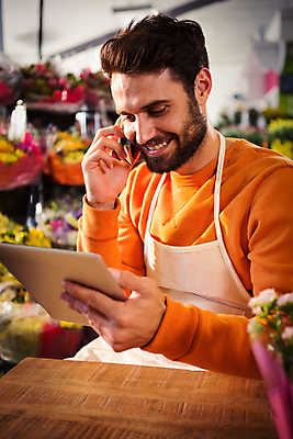 포토 JPG 해외이미지 백인 남자 꽃 탁자 실내 한명 앉기 20대 성인 스마트폰 태블릿 앞치마 꽃집 통화 성인남자한명만 해외202008 해외포토 서양인 식물 1 가구 모션 사람 청년 내부 전자제품 핸드폰 스마트기기 상점 남자한명만 성인남자만 파일형식