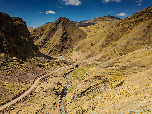 포토 JPG 해외이미지 외관 도로 길 여행 자연 하늘 산 안테나 풍경 사람없음 야외 여름 갈색 노란색 환경 미국 놀람 시골 황무지 남아메리카 땅 고도 언덕 먼지 장면 멀리 남쪽 내추럴 드론 페루 수평선 해외202008 해외포토 계절 감정 컬러 북아메리카 통신 교통시설 표정 아메리카 방향 생태계 파일형식