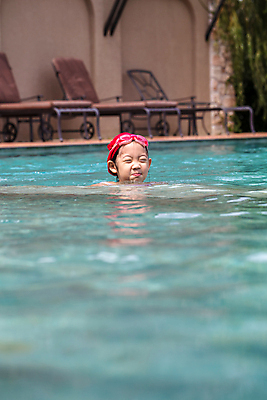 포토 JPG 해외이미지 어린이 한명 야외 물 수영 해외202008 해외포토 자연요소 1 사람 수상스포츠 파일형식