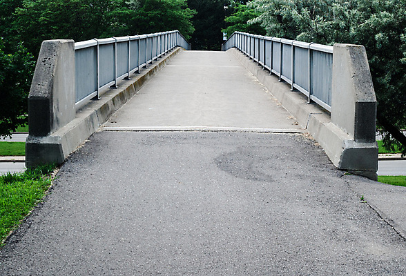 포토 JPG 해외이미지 나무 식물 길 여행 잎 건축양식 난간 자국 사람없음 야외 초록색 금속 산책 회색 바위 도시 보행자 오솔길 공학 건너기 방법 철강 철책 콘크리트 해외202008 해외포토 교육 건축 컬러 모션 재질 휴식 돌_바위 파일형식