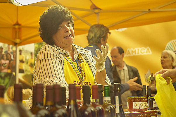 포토 JPG 해외이미지 식물 잡화 음식 백그라운드 농업 다이어트 토마토 채소 오렌지 과일 비즈니스 재료 자연 건강 한명 사람 빨간색 초록색 쇼핑 컬러풀 노란색 상점 이탈리아 샐러드 수확 흰색 신선 그룹 시장 맛 유기농 날것 내추럴 고립 바이오 숙성 엑스포 채식주의자 해외202008 해외포토 1 웰빙 유럽 산업 컬러 컨셉 생태계 채식 파일형식