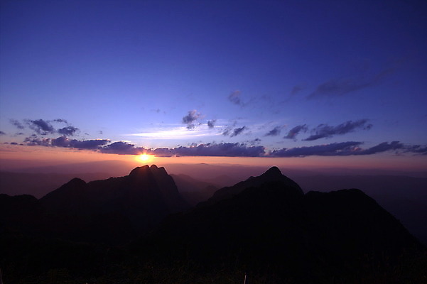 포토 JPG 해외이미지 구름 아시아 여행 백그라운드 태국 자연 하늘 성공 휴가 산 풍경 사람없음 야외 가로 초록색 파란색 빛 컬러풀 햇빛 태양 일출 일몰 새벽 하이킹 안개 광선 숲 5월 언덕 스카이라인 명승지 절정 산맥 해외202008 해외포토 자연요소 나라 컬러 컨셉 레저 날씨 노을 날짜 생태계 파일형식