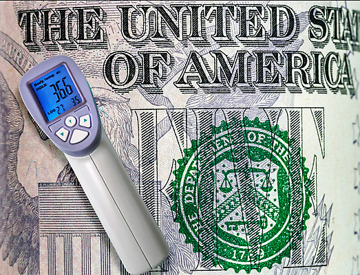 포토 JPG 해외이미지 종이 지폐 돈 신체 비즈니스 사람없음 초록색 금융 달러 디지털 쪽지 미국 총 저축 뜨거움 재산 질병 온도계 체온계 측정 온도 계산서 센서 스캐너 해외202008 해외포토 무기 컬러 북아메리카 의학 경제 파일형식