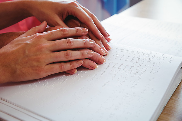 포토 JPG 해외이미지 라이프스타일 손 실내 신체부위 독서 간호사 도움 책상 돌봄 시각장애인 점자 손짚기 점자책 해외202008 해외포토 가구 컨셉 모션 사람 손짓 내부 생활 책 의료진 장애인 파일형식