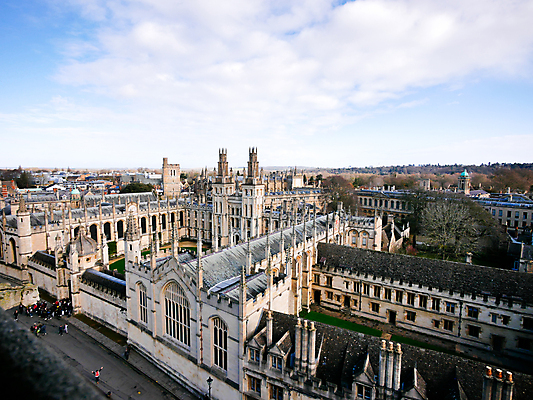 포토 JPG 해외이미지 교육 유럽 여행 건축양식 창문 하늘 영국 잉글랜드 거리 주택 사람없음 야외 가로 여름 파란색 관광지 하이앵글 도시풍경 교회 탑 도시 중세 역사 도서관 대학교 시티라이프 명승지 조감도 해외202008 해외포토 라이프스타일 건축물 계절 건축 나라 뷰포인트 컬러 학교 종교건축 풍경 건물 파일형식