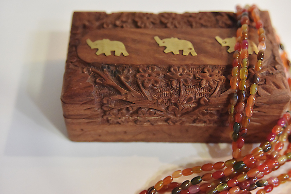 포토 JPG 해외이미지 전통 아시아 종교 문화 조각 목걸이 코끼리 선물 미술 안전 사람없음 목재 장식 빨간색 상자 갈색 축제 놀람 펼침 수확 흰색 축하 사찰 의식 황금 작음 신비 컨테이너 비밀 보석 가득함 묘사 오브젝트 싱글 복고 발리 인도네시아 마법 보물 목각 수공예 핸드메이드 힌두교 해외202008 해외포토 나무 감정 나라 산업 컬러 섬 컨셉 농업 재료 장신구 포유류 종교건축 모션 문화예술 표정 크기 광석 공예 파일형식