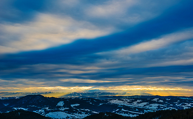 포토 JPG 해외이미지 나무 계절 유럽 백그라운드 겨울 자연 하늘 날씨 휴가 스키 산 파노라마 풍경 사람없음 야외 환경 계곡 냉동 얼음 하이킹 추위 흰색 시골 숲 신비 언덕 서리 북쪽 산악지대 절정 제설기 폭설 눈내림 해외202008 해외포토 자연요소 식물 나라 컬러 컨셉 레저 겨울스포츠 눈_날씨 촬영기법 자연재해 방향 생태계 제설 파일형식