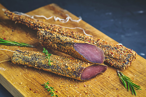 포토 JPG 해외이미지 접시 음식 조각 백그라운드 부분 자연 건조 건강 육류 돼지고기 요리 사람없음 목재 빨간색 갈색 식사 저녁식사 어둠 소고기 흰색 맛 자르기 먹기 향신료 유기농 매움 햄 날것 슬라이스 후추 훈제 점심식사 맛있는 해외202008 해외포토 나무 식기 웰빙 컬러 컨셉 식재료 재료 모션 생태계 향미료 파일형식