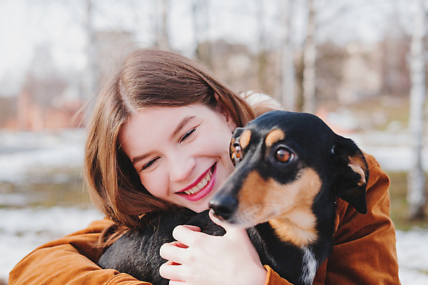 포토 JPG 해외이미지 동물 공원 여자 행복 감정 겨울 장난 한명 사람 야외 반려동물 가축 봄 산책 기쁨 개 강아지 결합 집중 주인 공유 송곳니 소통 기르기 돌봄 해외202008 해외포토 1 계절 공공시설 컨셉 포유류 모션 휴식 치아 파일형식