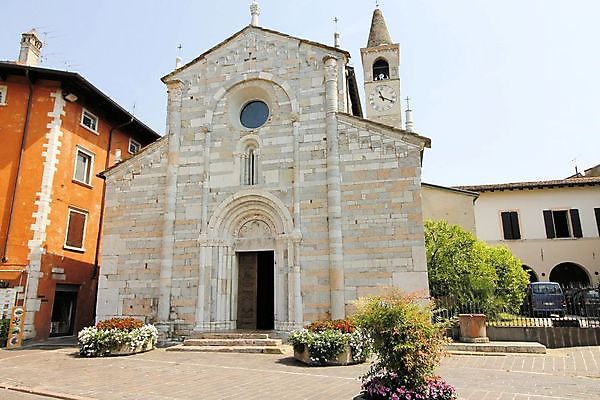 포토 JPG 해외이미지 전통 외관 유럽 기독교 종교 호수 건축양식 풍경 사람없음 야외 건물 성당 교회 탑 이탈리아 천주교 종 바위 도시 영혼 역사 성자 정사각형 타운 천연기념물 숭배 신앙심 옛날 해외202008 해외포토 도형 건축물 건축 나라 종교건축 돌_바위 파일형식