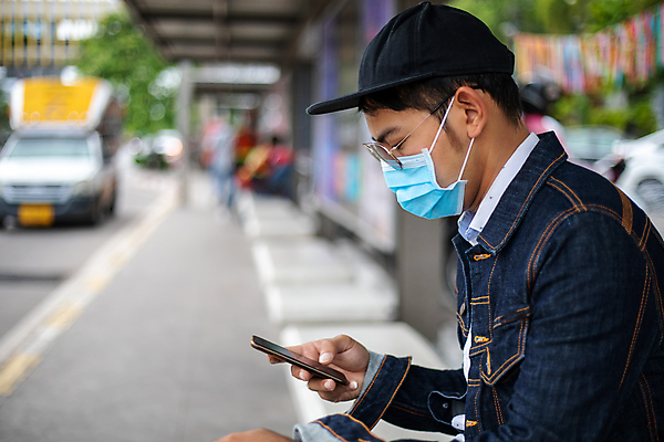 포토 JPG 해외이미지 모델 여자 얼굴 모바일 거리 실내 건강 가면 한명 안전 사람 동양인 스마트폰 핸드폰 환경 고통 도시 수술 오염 호흡기관 바이러스 보호 질병 군중 위험 예방 경보 돌봄 배기가스 스모그 위생관리 인플루엔자 해로움 해외202008 해외포토 1 감정 컨셉 의학 모션 관리 인종 내부 신체부위 치료 전자제품 스마트기기 장기_의학 파일형식