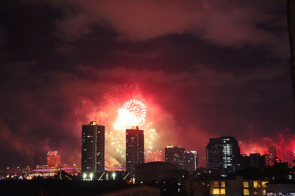 포토 JPG 해외이미지 전통 디자인 행복 크리스마스 하늘 불 휴가 전등 새로움 새해 기념 폭죽 불꽃놀이 이벤트 사람없음 건물 그래픽 장식 빛 파티 축제 어둠 축하 인사 도시 야간 저녁 폭발 연도 해피뉴이어 경례 스카이라인 파열 빛망울 광 해외202008 해외포토 자연요소 건축물 기념일 감정 컨셉 놀이 조명 새해인사 예절 파일형식