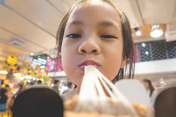 포토 JPG 해외이미지 라이프스타일 행복 얼굴 어린이 음식 빵 치즈 피자 함께함 한명 미소 사람 친구 식사 카페 맛 먹기 배고픔 식욕 해로움 해외202008 해외포토 1 감정 컨셉 관계 모션 유제품 패스트푸드 서양음식 표정 생활 신체부위 상점 파일형식