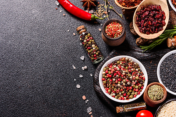 포토 JPG 해외이미지 백그라운드 잎 재료 고추 탁자 파프리카 건조 마늘 요리 씨앗 동양인 사람없음 빨간색 초록색 컬러풀 주방 숟가락 검은색 어둠 양념 조미료 사발 고수 맛 가루 인도인 허브 메뉴 유기농 매움 아로마 소금 향 레시피 후추 카레 생강 바질 로즈메리 시나몬 강황 해외202008 해외포토 외국인 식물 웰빙 음식 컬러 가구 컨셉 채소 식재료 수저 인종 사기그릇 향신료 향미료 파일형식