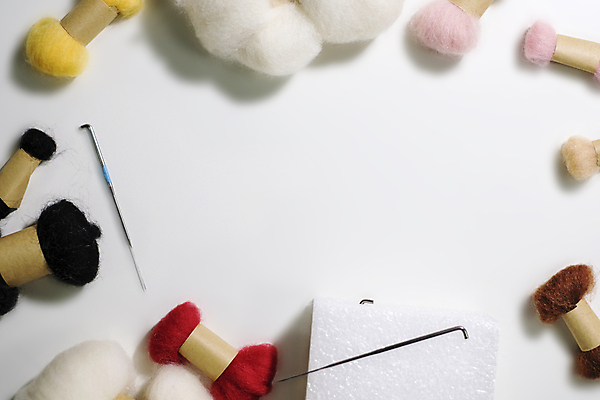 포토 JPG 해외이미지 동물 종이 분홍색 백그라운드 컨셉 미술 취미 사람없음 빛 갈색 장비 흰색 공구 양 바늘 뜨개질 강의 질감 수공예 펠트 핸드메이드 카피스페이스 해외202008 해외포토 컬러 포유류 문화예술 공백 도구 공예 파일형식 천_직물