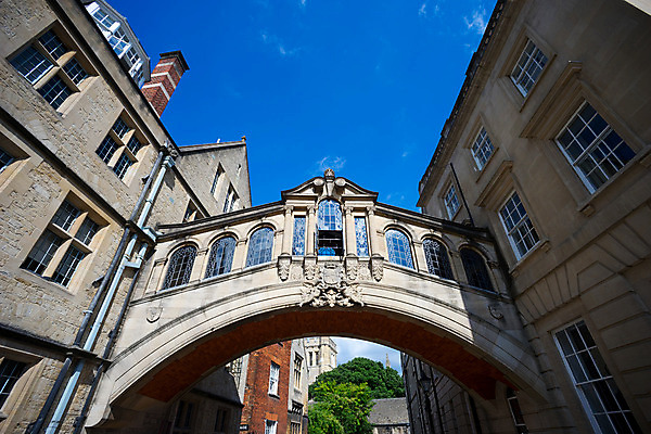 포토 JPG 해외이미지 전통 영어 외관 교육 유럽 도로 길 건축양식 창문 영국 잉글랜드 새로움 거리 주택 사람없음 야외 건물 가로 여름 바위 도시 보행자 역사 아치 대학교 타운 랜드마크 옛날 해외202008 해외포토 문자 건축물 계절 건축 나라 컨셉 학교 교통시설 돌_바위 파일형식