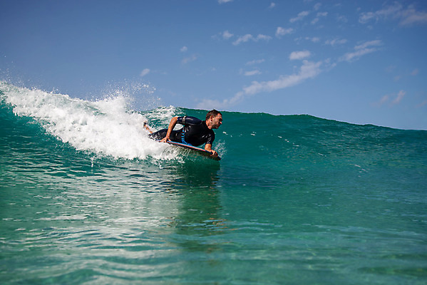 포토 JPG 해외이미지 남자 스포츠 파도 바다 여행 포즈 모션 날씨 휴가 통 한명 사람 풍경 야외 물 여름 파란색 운동 태양 힘 수상스포츠 서핑보드 액체 서핑 떨어짐 속도 분무기 서퍼 해외202008 해외포토 자연요소 1 계절 컬러 컨셉 운동선수 건강 보드_스포츠 파일형식