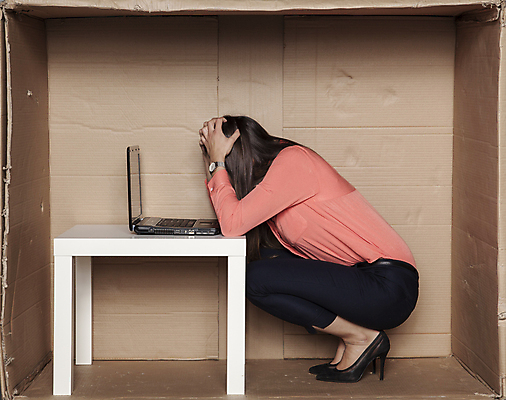 포토 JPG 해외이미지 전신 백인 여자 탁자 한명 성인 옆모습 노트북 상자 사무실 업무 비즈니스우먼 전화기 갇힘 답답함 성인여자한명만 해외202008 해외포토 서양인 1 뷰포인트 가구 비즈니스 모션 사람 전자제품 작업 직장인 감각 여자한명만 성인여자만 파일형식