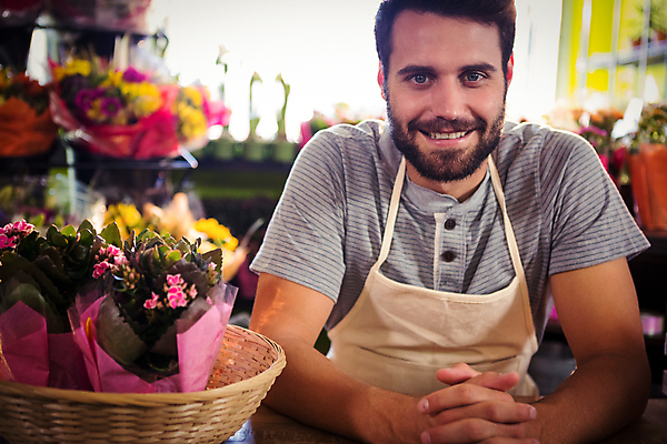 포토 JPG 해외이미지 백인 남자 꽃 탁자 실내 한명 앉기 20대 성인 장식 앞치마 꽃집 성인남자한명만 해외202008 해외포토 서양인 식물 1 가구 모션 사람 청년 내부 상점 남자한명만 성인남자만 파일형식