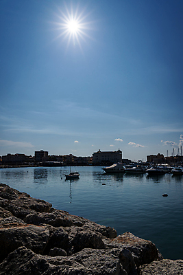 포토 JPG 해외이미지 유럽 바다 여행 요트 건축양식 하늘 휴가 해변 사람없음 야외 물 햇빛 항구 이탈리아 도시 보트 지중해 포트 타운 옛날 해외202008 해외포토 자연요소 건축 나라 배_교통 교통시설 태양 파일형식