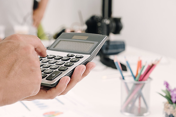 포토 JPG 해외이미지 손 비즈니스 그래프 관리 사람 신체부위 금융 경제 노트북 컴퓨터 계산기 흰색 비즈니스맨 계산 책상 분석 회계 세금 해외202008 해외포토 남자 컬러 가구 컨셉 문구용품 전자제품 장비 직장인 파일형식