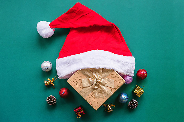 포토 JPG 해외이미지 전통 옷 계절 백그라운드 크리스마스 겨울 공 휴가 새해 기념 선물 사람없음 장식 빨간색 초록색 상자 산타클로스 축제 추위 종 흰색 축하 발표 황금 12월 연도 심볼 오브젝트 해외202008 해외포토 기념일 컬러 컨셉 날짜 파일형식