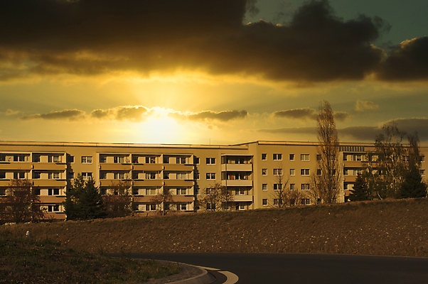 포토 JPG 해외이미지 나무 건축양식 창문 하늘 부동산 아파트 사람없음 건물 도시풍경 일몰 회색 발코니 가을 도시 저녁 아래 지역 리빙 소비에트 옛날 카피스페이스 해외202008 해외포토 식물 건축물 계절 건축 컬러 주택 풍경 노을 공백 재산 야간 방향 위치 파일형식